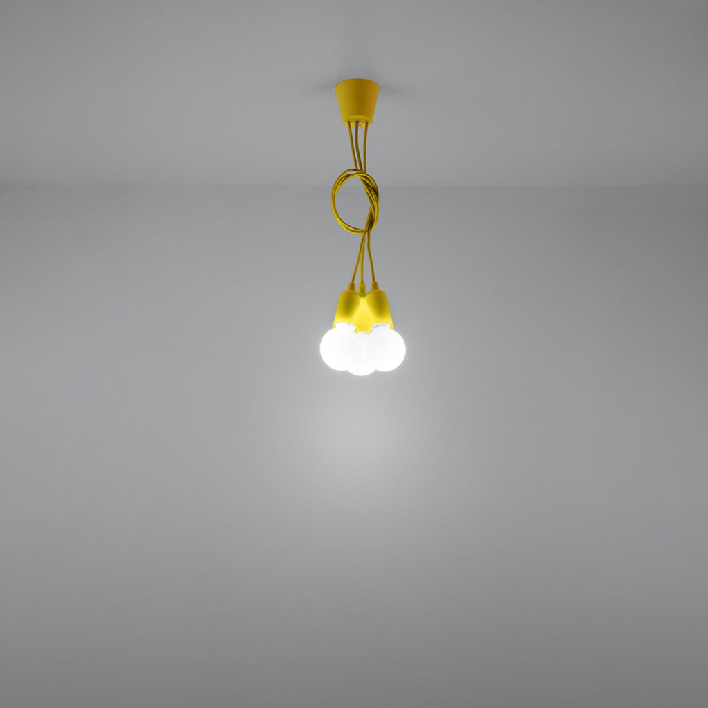 Suspension Diego 3 jaune allumée diffusant une lumière douce