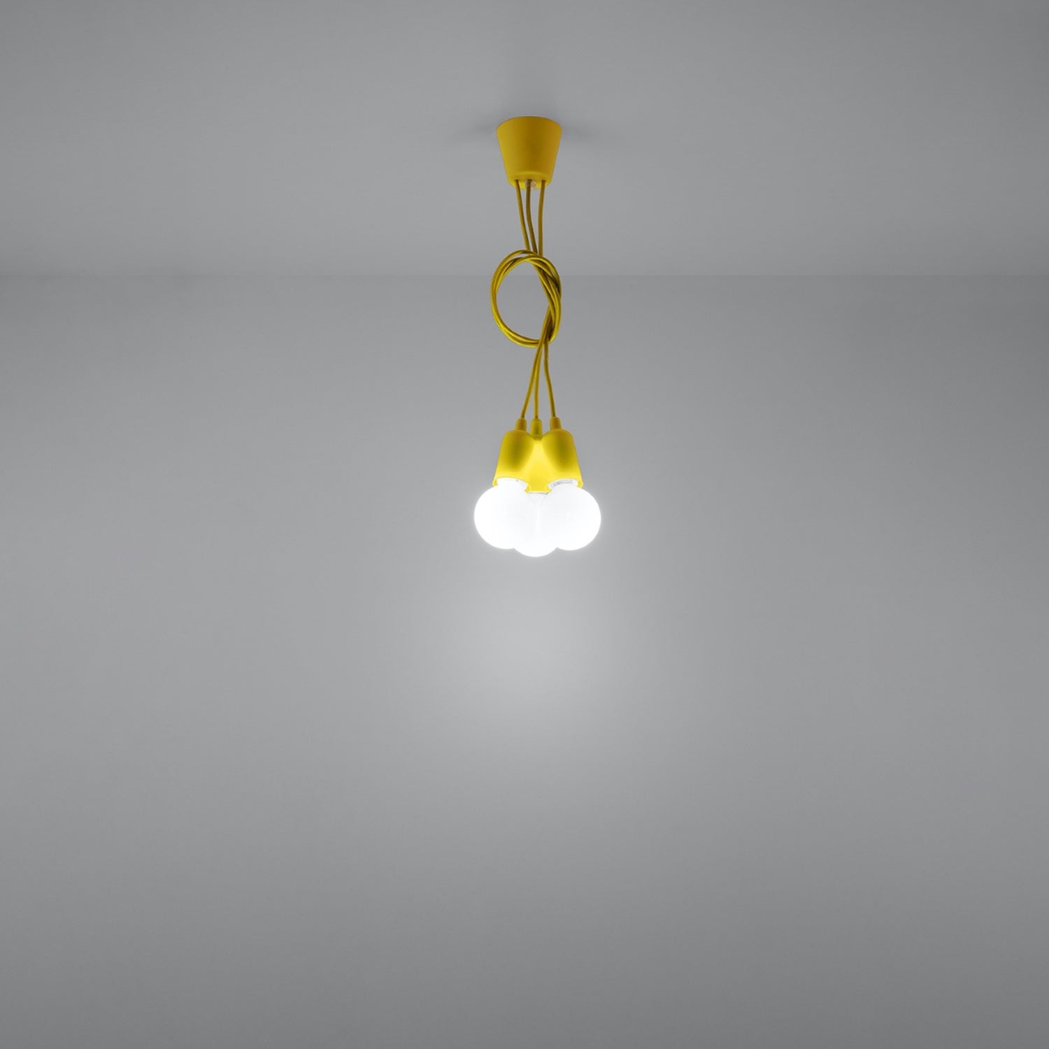 Suspension Diego 3 jaune allumée diffusant une lumière douce