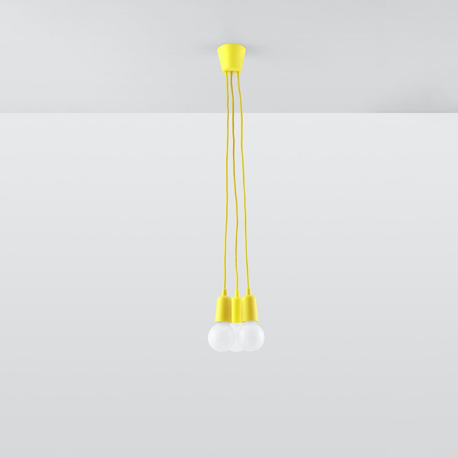 Suspension Diego 3 jaune installée au plafond