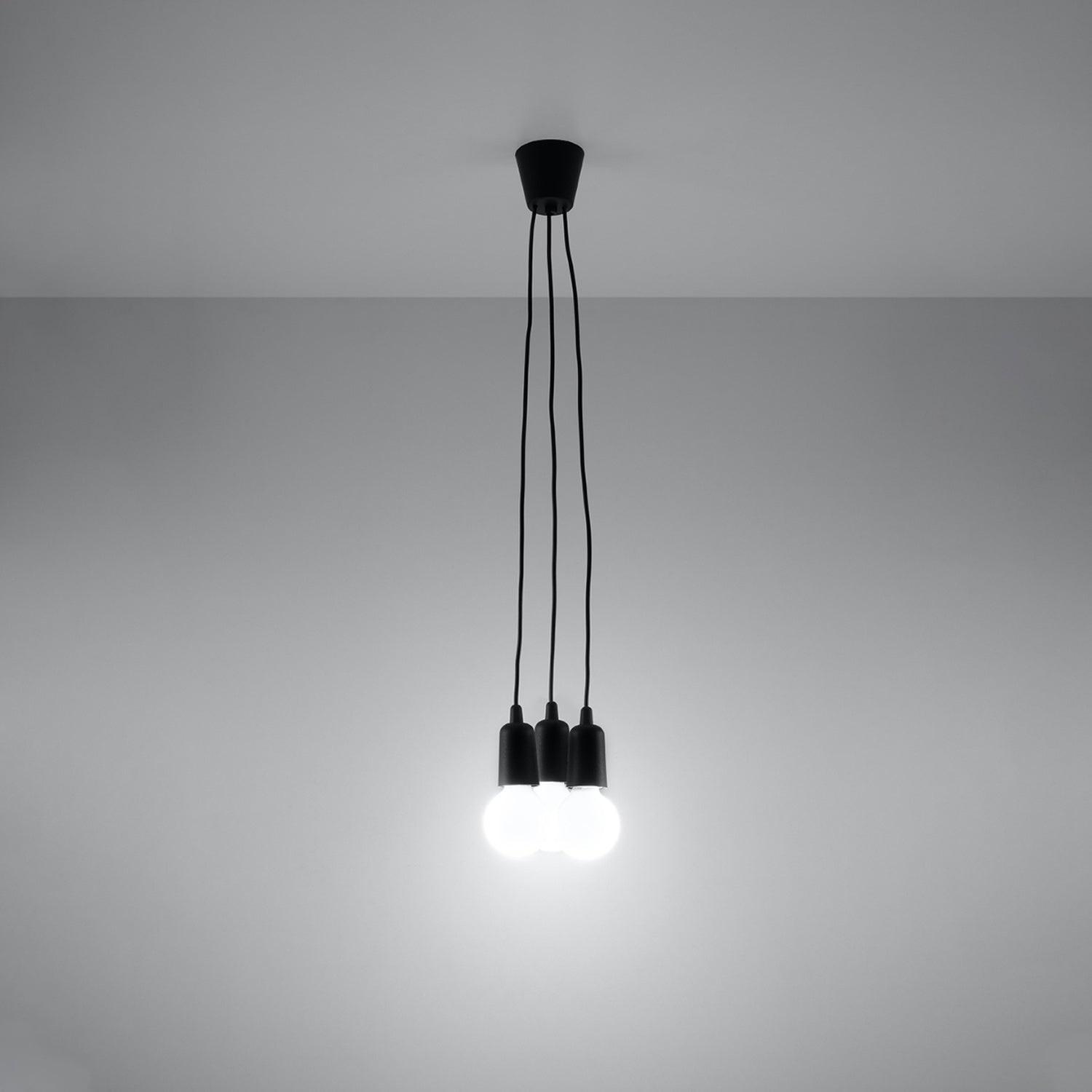 Suspension Diego 3 noire allumée au plafond