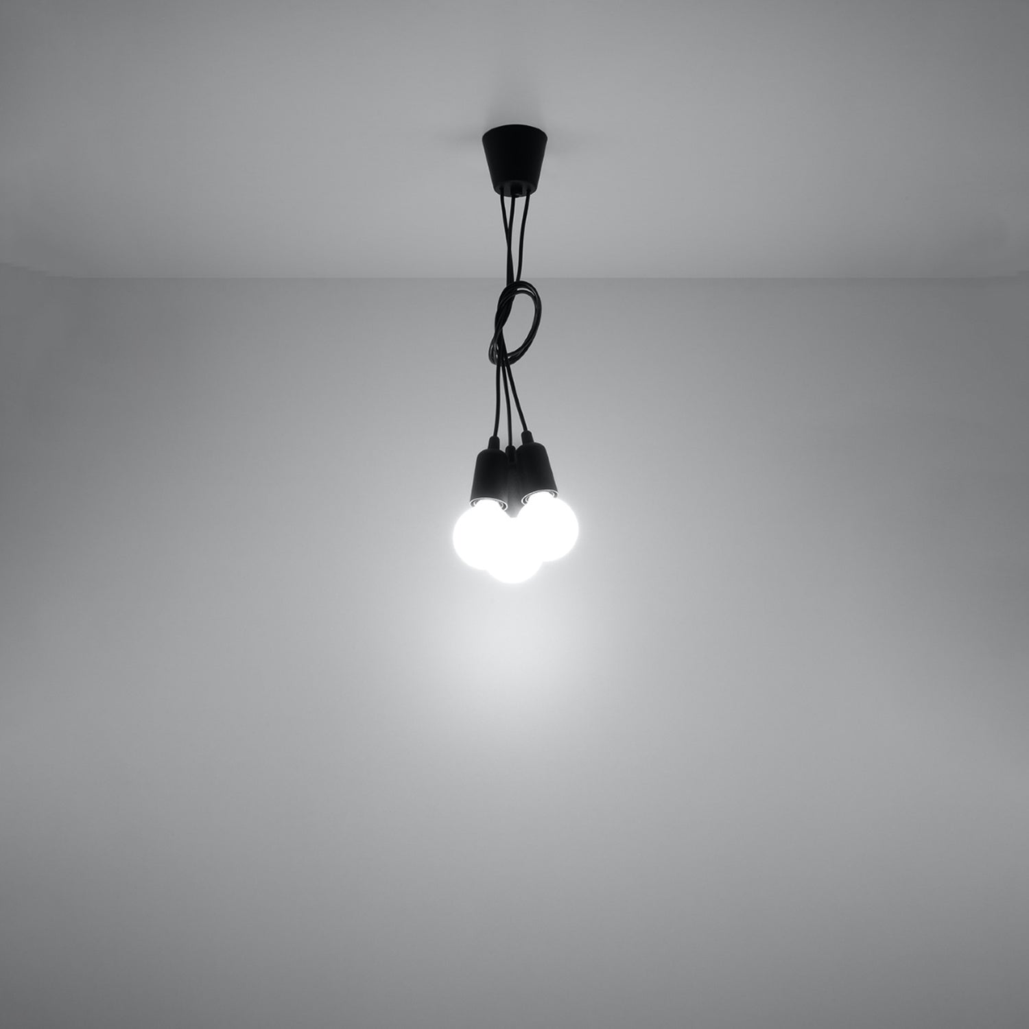 Suspension Diego 3 noire allumée diffusant une lumière douce