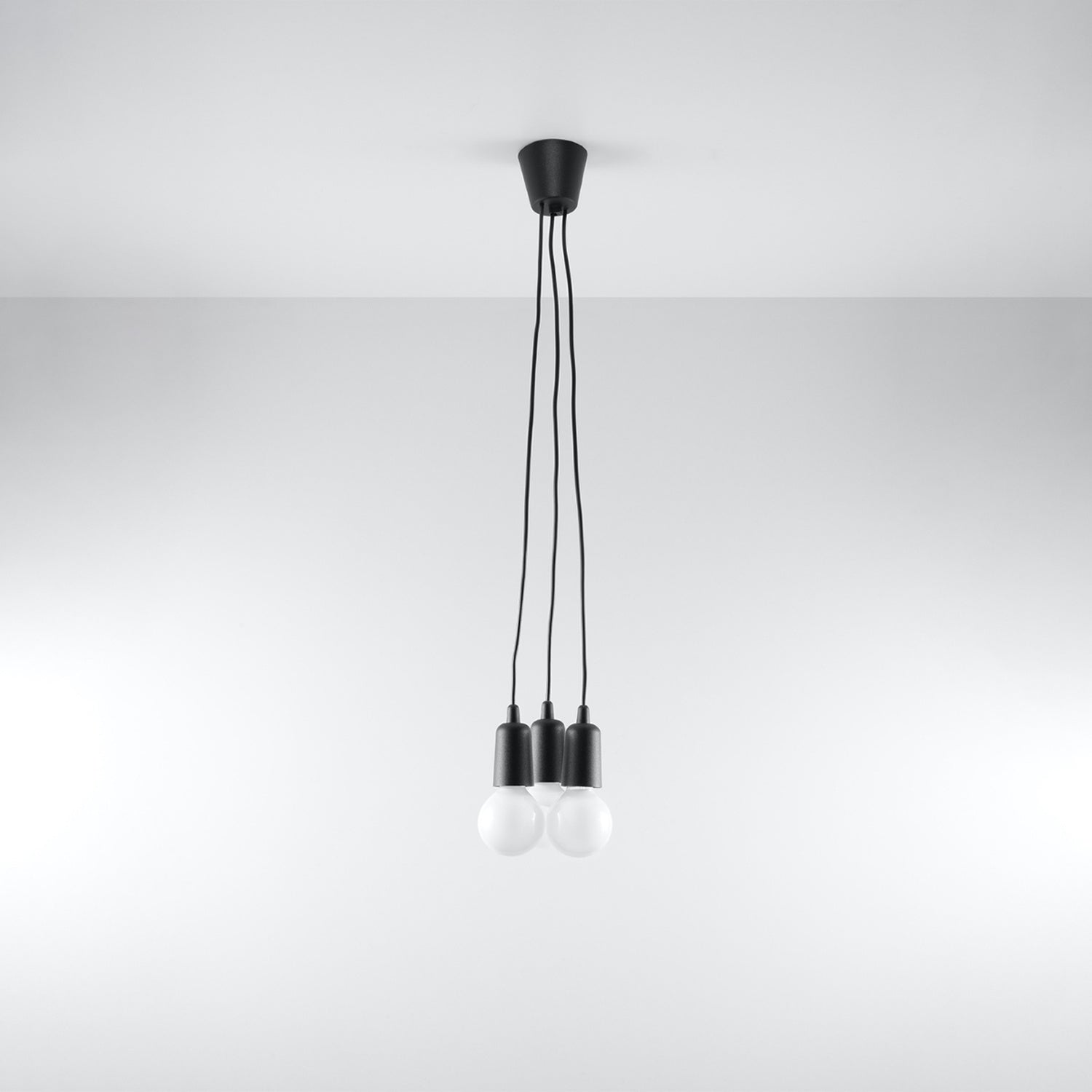 Suspension Diego 3 noire installée au plafond