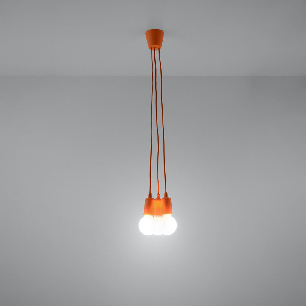 Suspension Diego 3 orange allumée au plafond