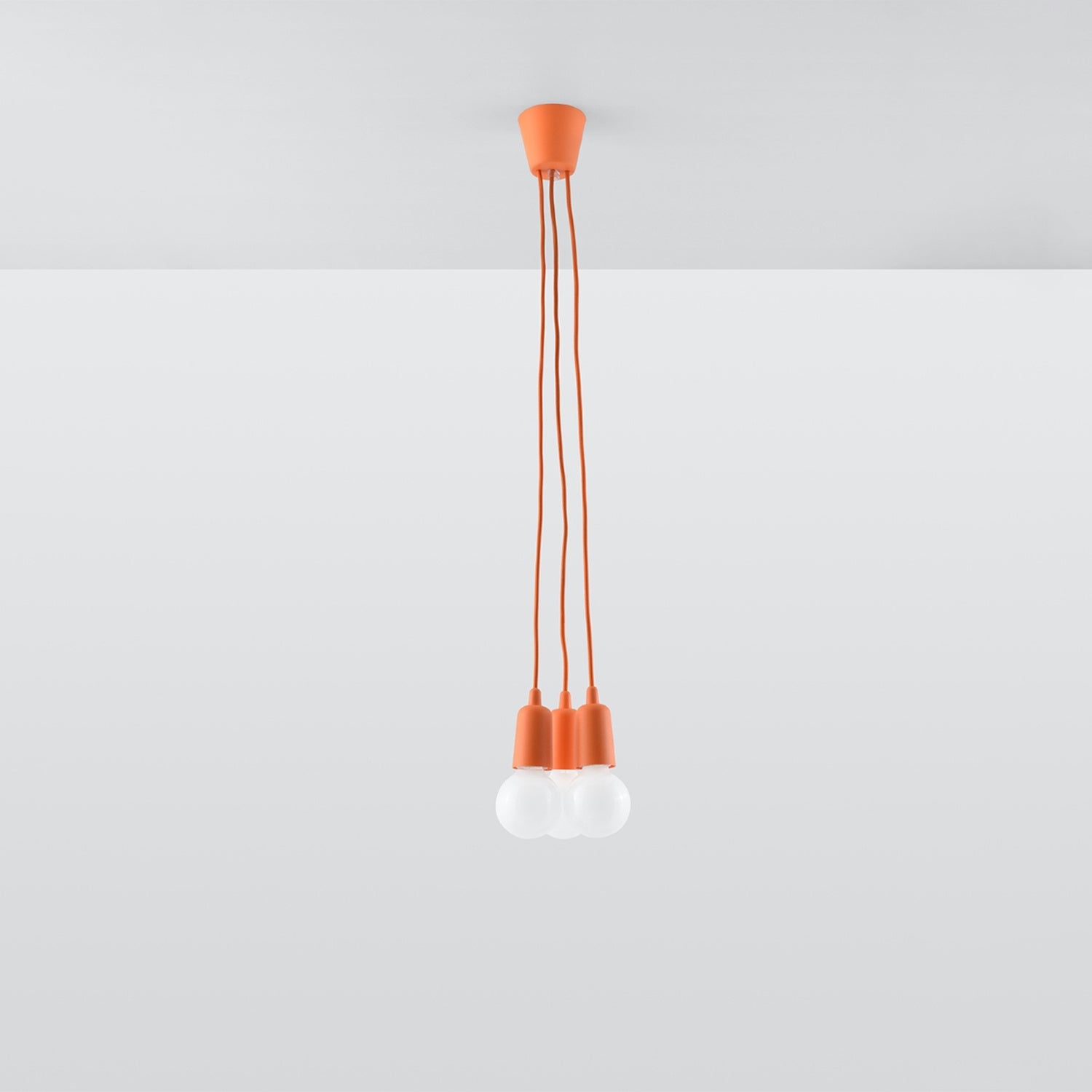Suspension Diego 3 orange installée au plafond