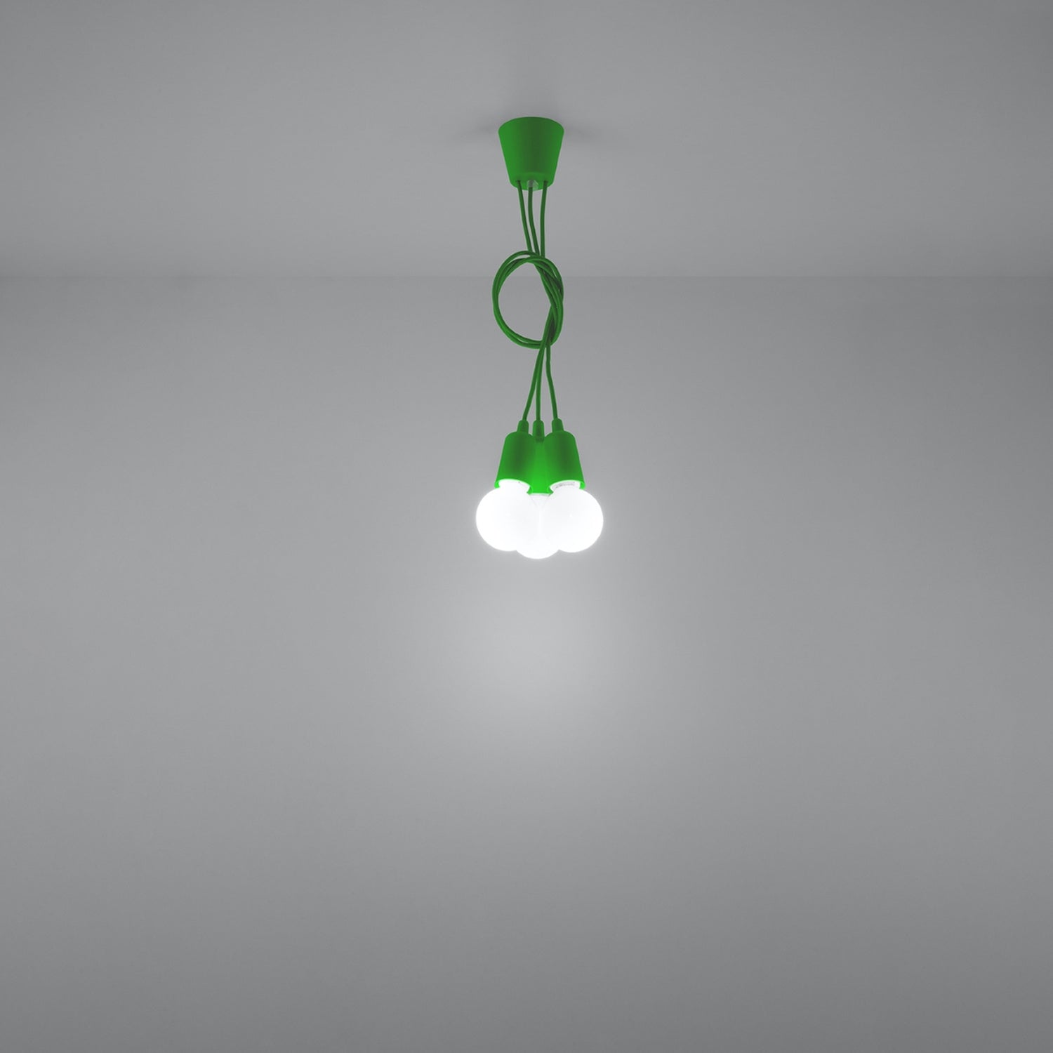 Suspension Diego 3 verte allumée diffusant une lumière douce