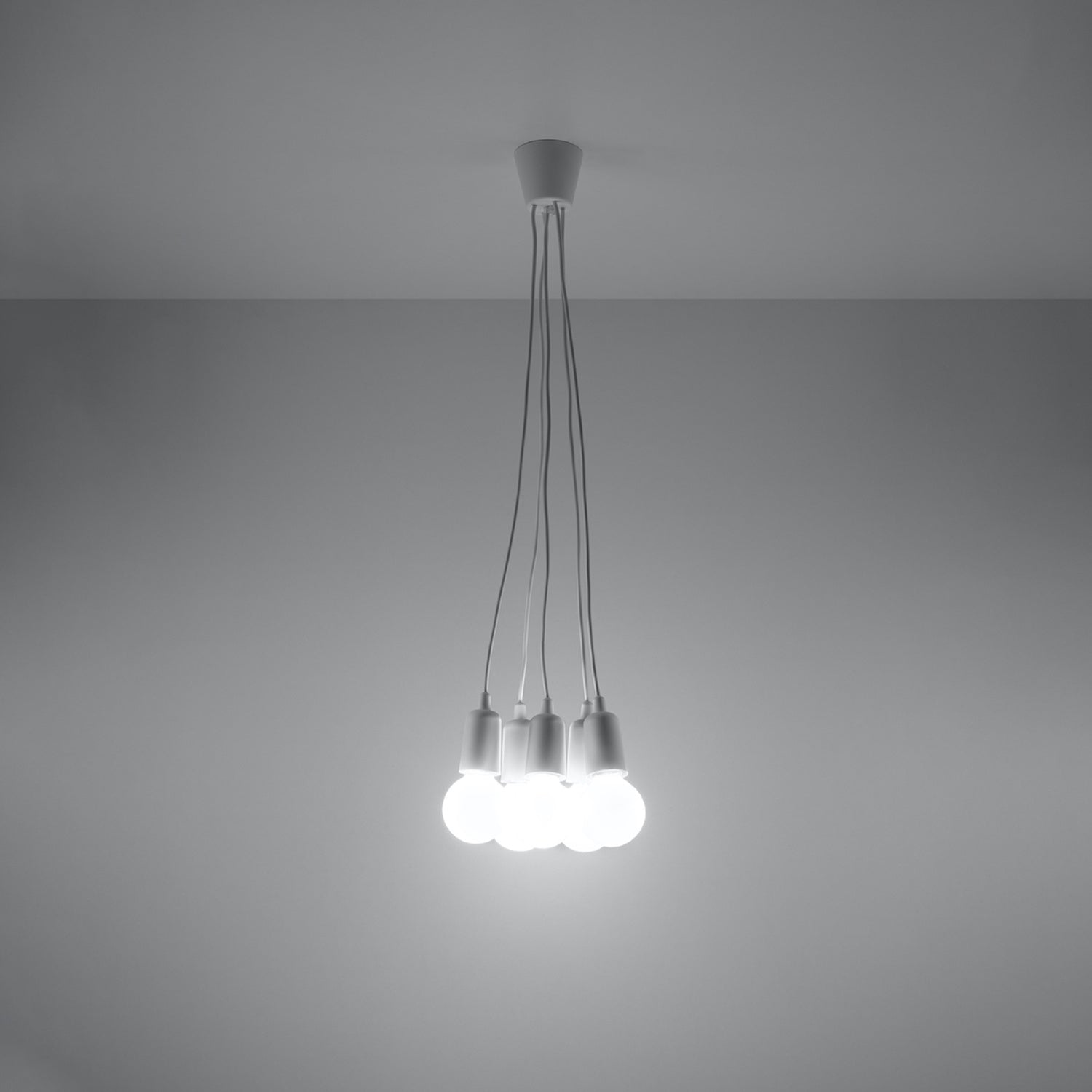 Suspension Diego 5 blanche allumée au plafond