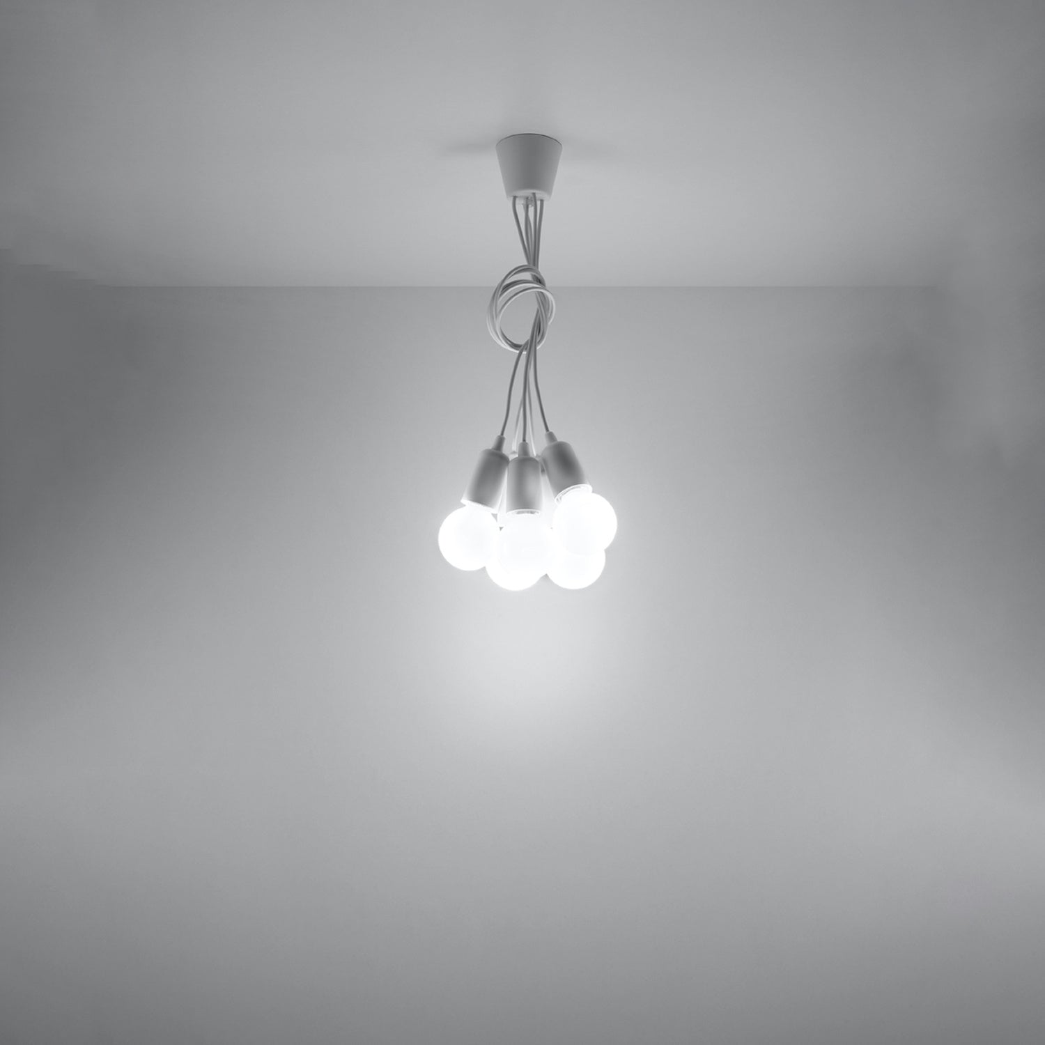 Suspension Diego 5 blanche allumée diffusant une lumière douce