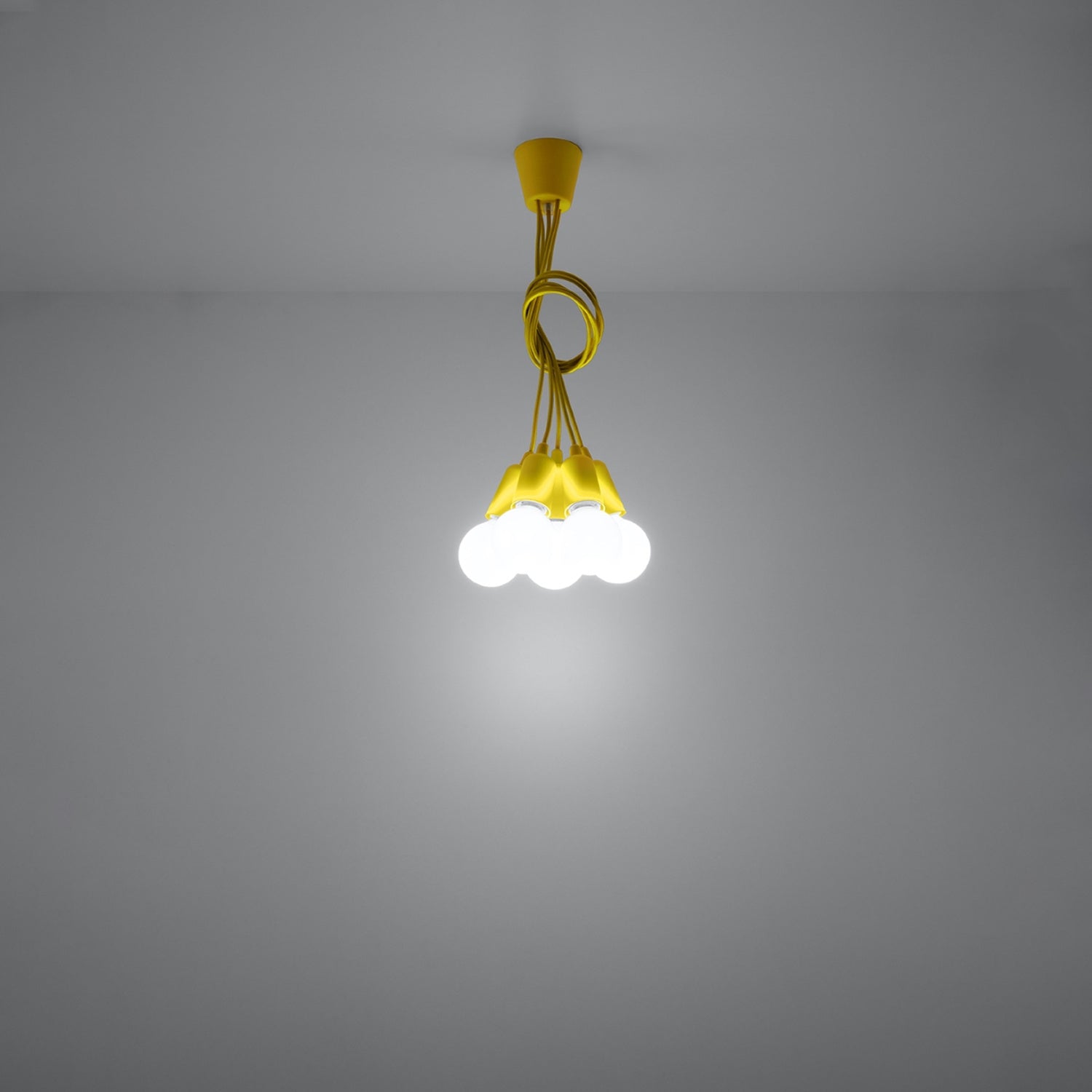 Suspension Diego 5 jaune allumée diffusant une lumière douce