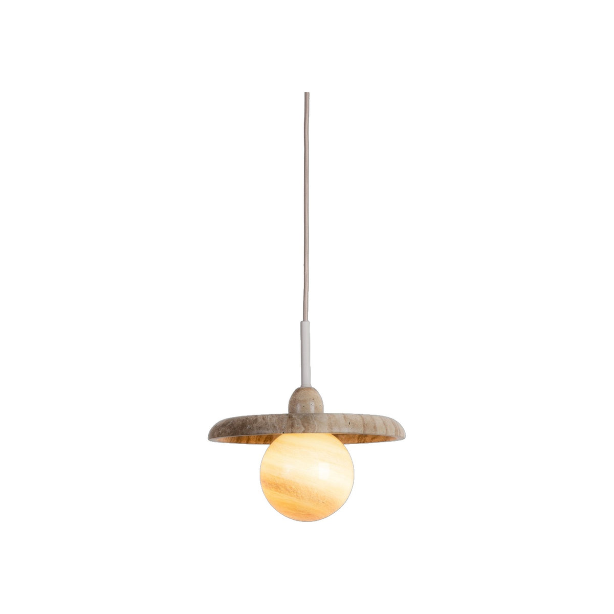 Suspension disque Tivoli travertin sable allumée avec son globe de verre veiné et son câble textile beige
