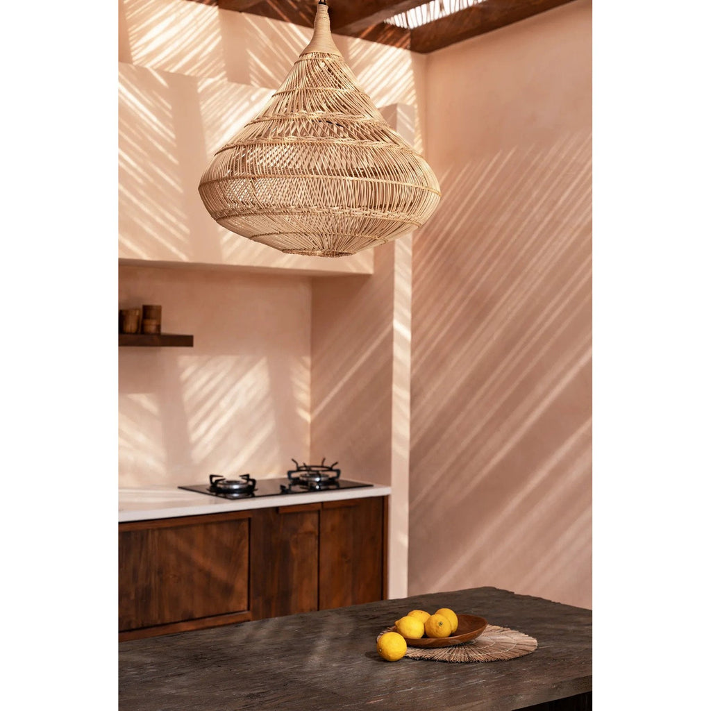 Abat-jour de suspension Drop en rotin naturel 107 cm en situation