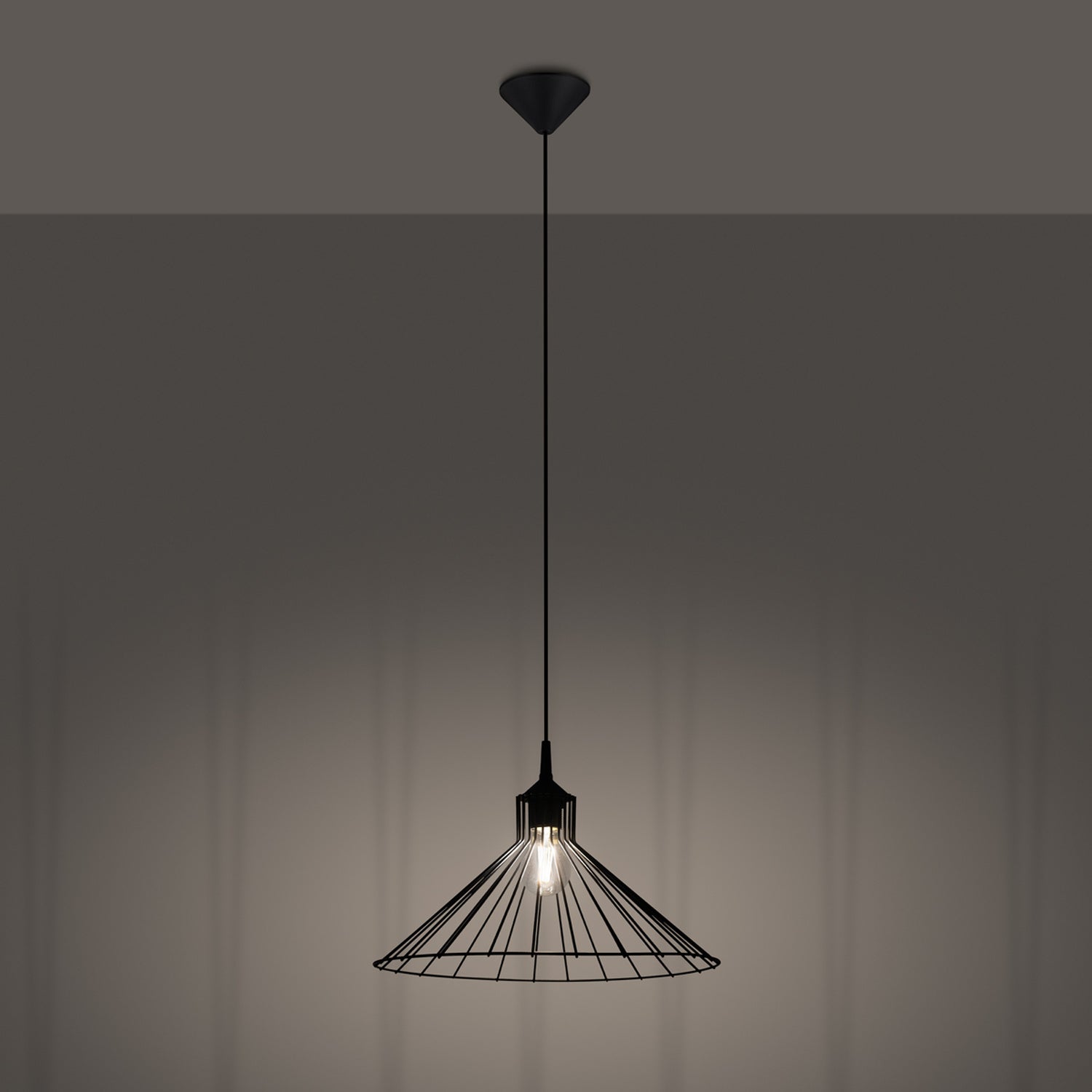 Suspension Eda métal noir E27 allumée, ampoule E27 apparente