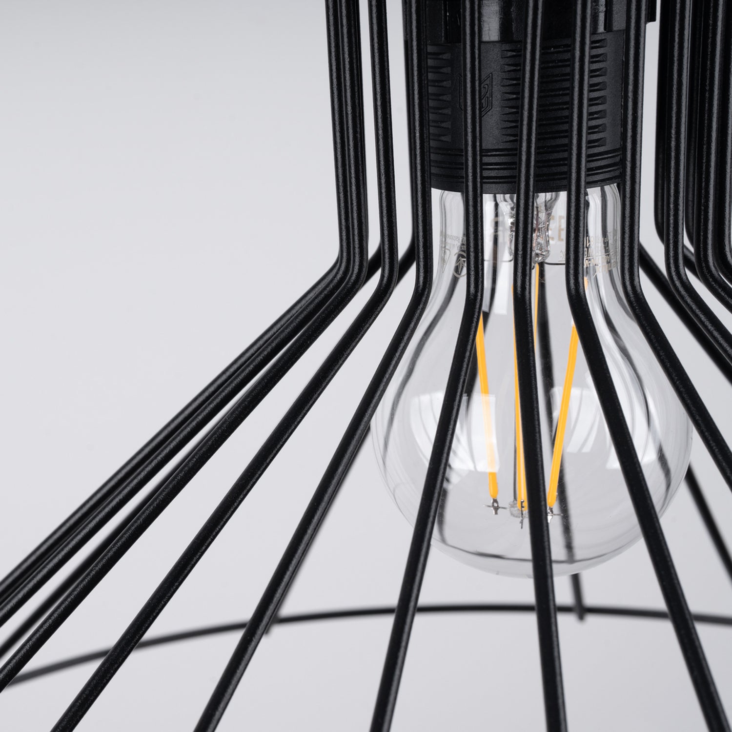 Suspension Eda métal noir E27, détail de la structure filaire