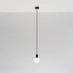 Suspension Edison noire avec ampoule globe opale sous un plafond blanc