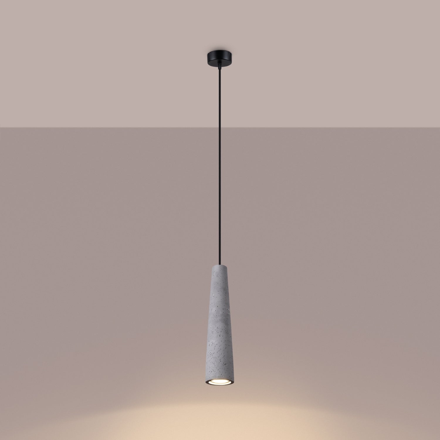 Suspension Electra béton gris GU10 allumée, faisceau dirigé vers le bas