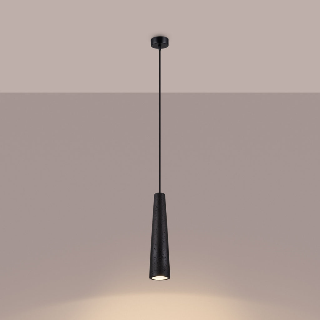 Suspension Electra béton noir GU10 allumée, faisceau dirigé vers le bas