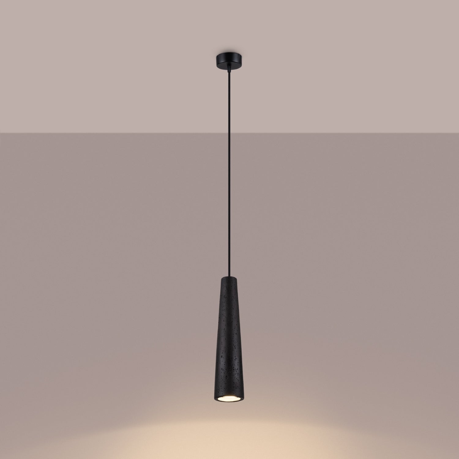 Suspension Electra béton noir GU10 allumée, faisceau dirigé vers le bas