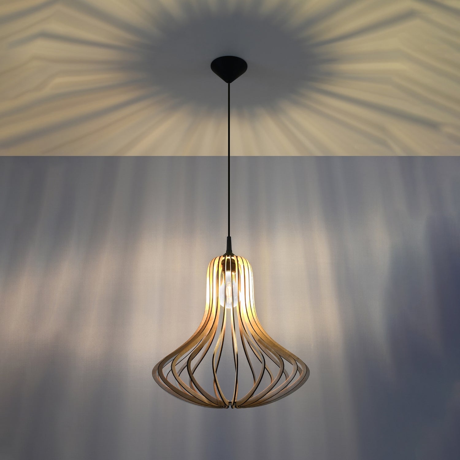 Suspension Elza allumée, ampoule E27 apparente et jeux d'ombres