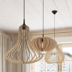 Suspension Elza en bois dans un intérieur chaleureux