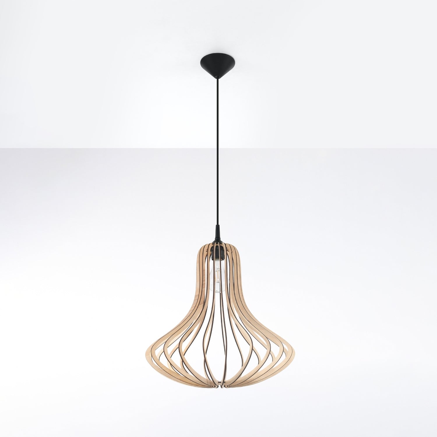 Suspension Elza en bois installée au plafond