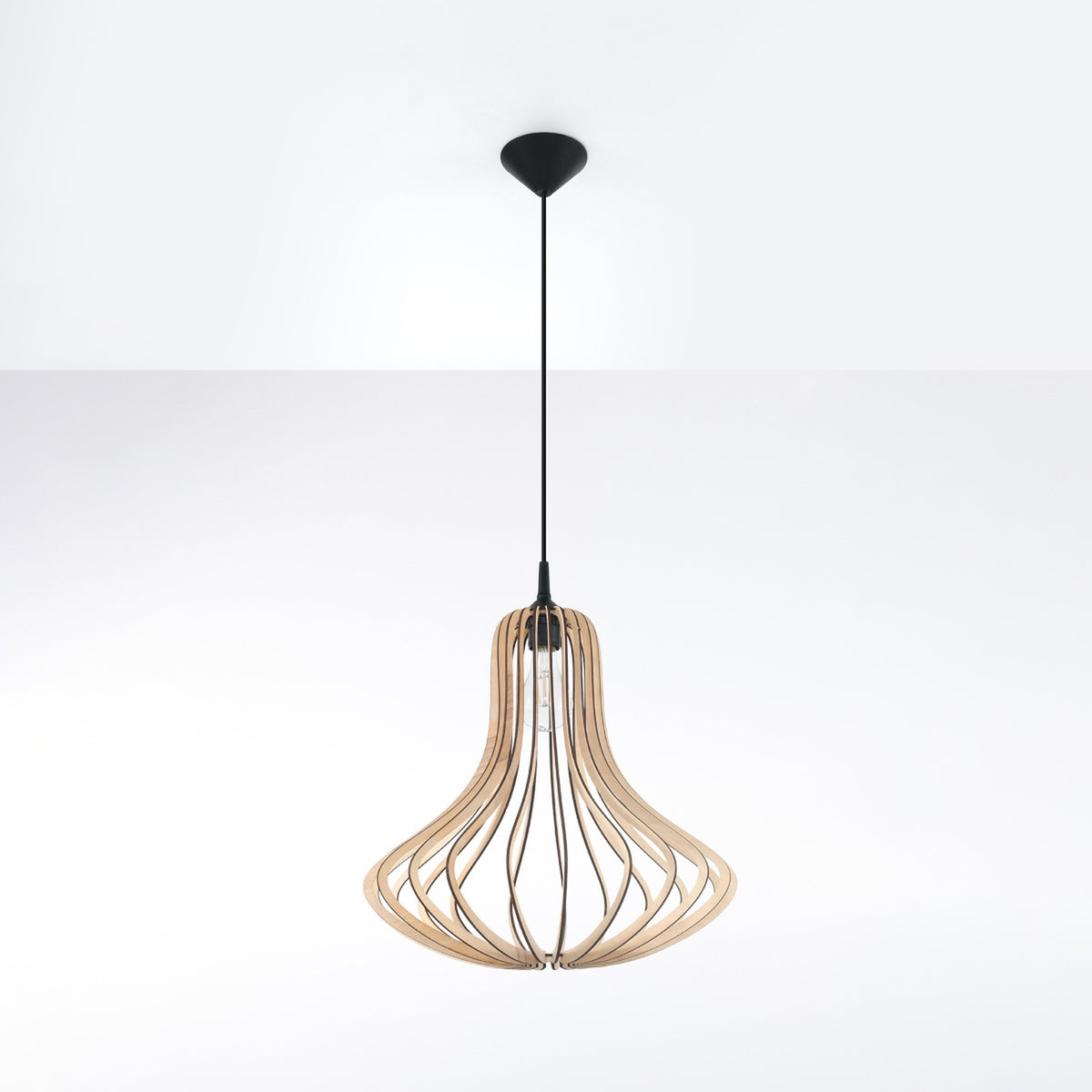 Suspension Elza en bois naturel accrochée au plafond par un câble noir et une rosace conique