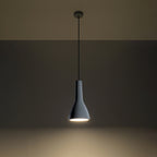 Suspension Empoli en béton allumée diffusant une lumière chaude vers le bas