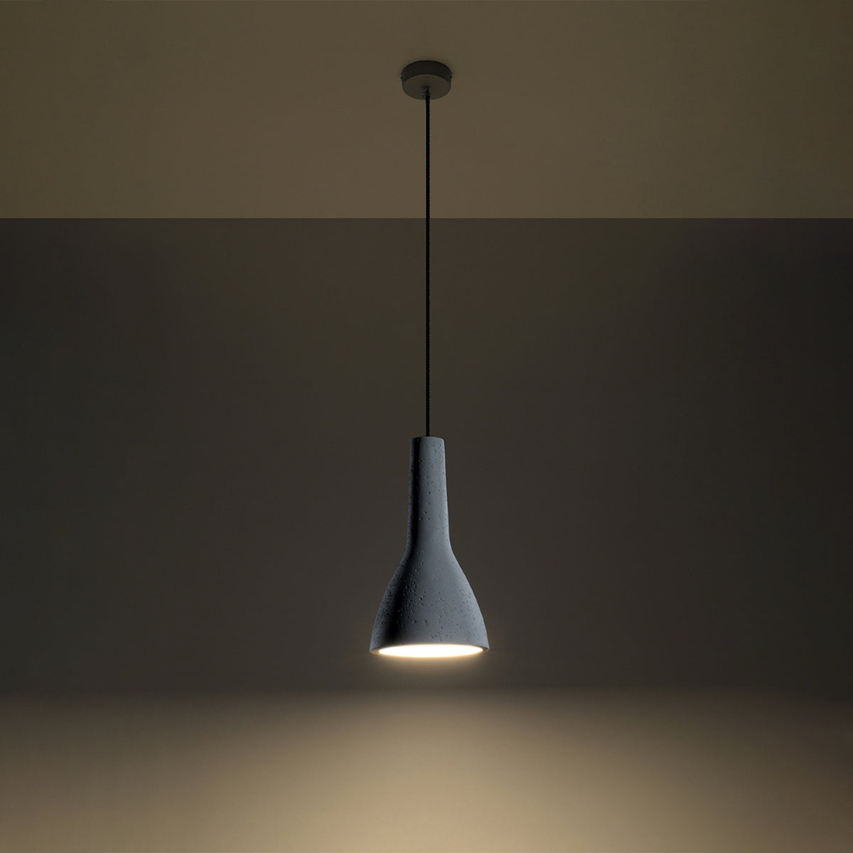 Suspension Empoli allumée qui dirige un cercle de lumière vers le bas dans une pièce sombre
