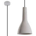 Suspension Empoli en béton gris clair piqueté avec câble noir et détail de la rosace grise