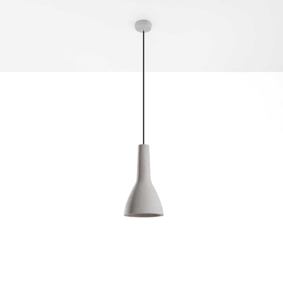 Suspension Empoli en béton gris suspendue sous un plafond blanc