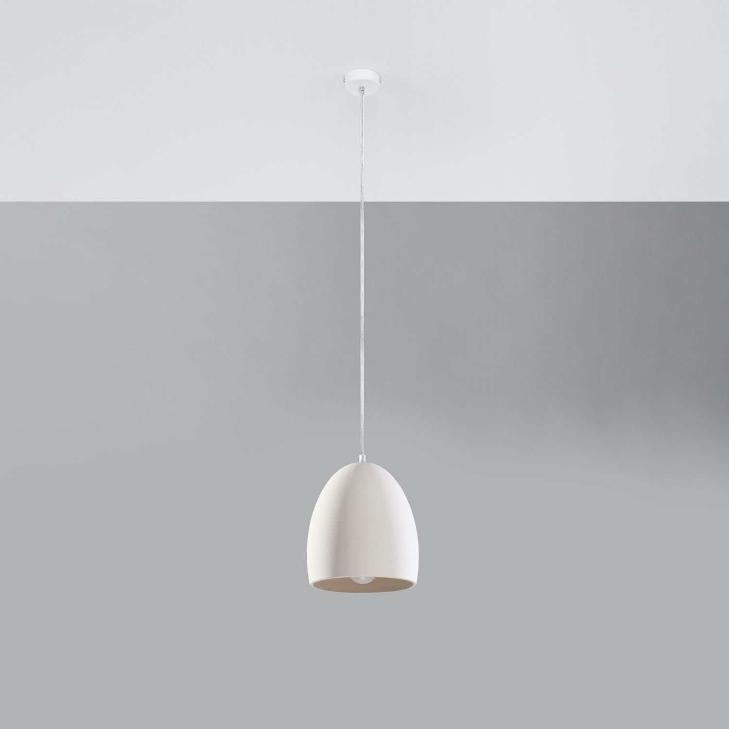 Suspension en céramique Flawiusz blanche, vue de profil