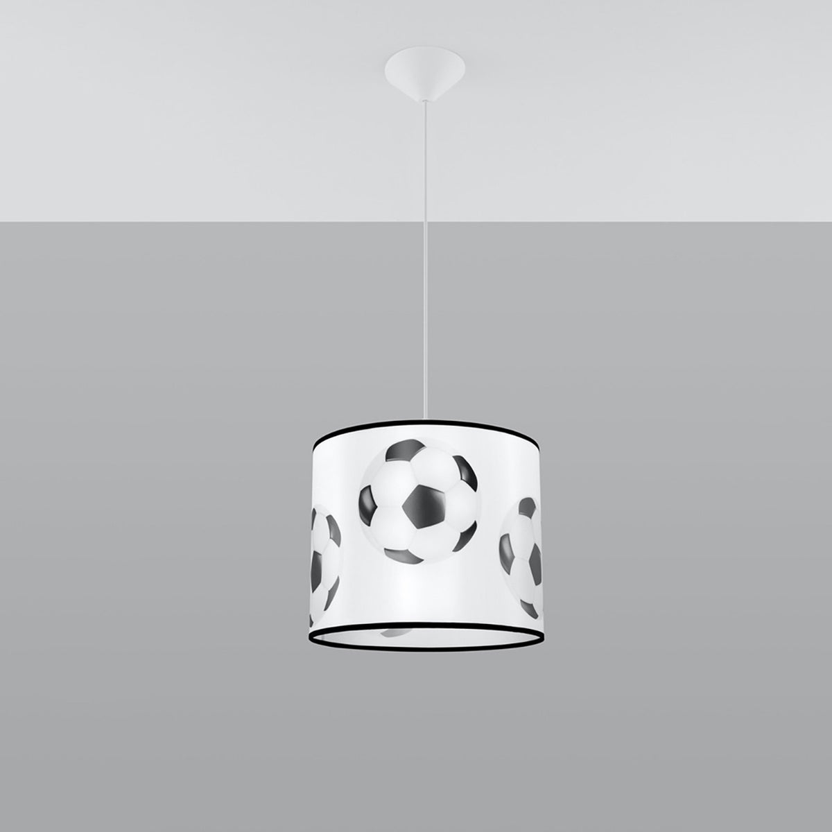 Suspension enfant ballon de foot sous un plafond gris clair