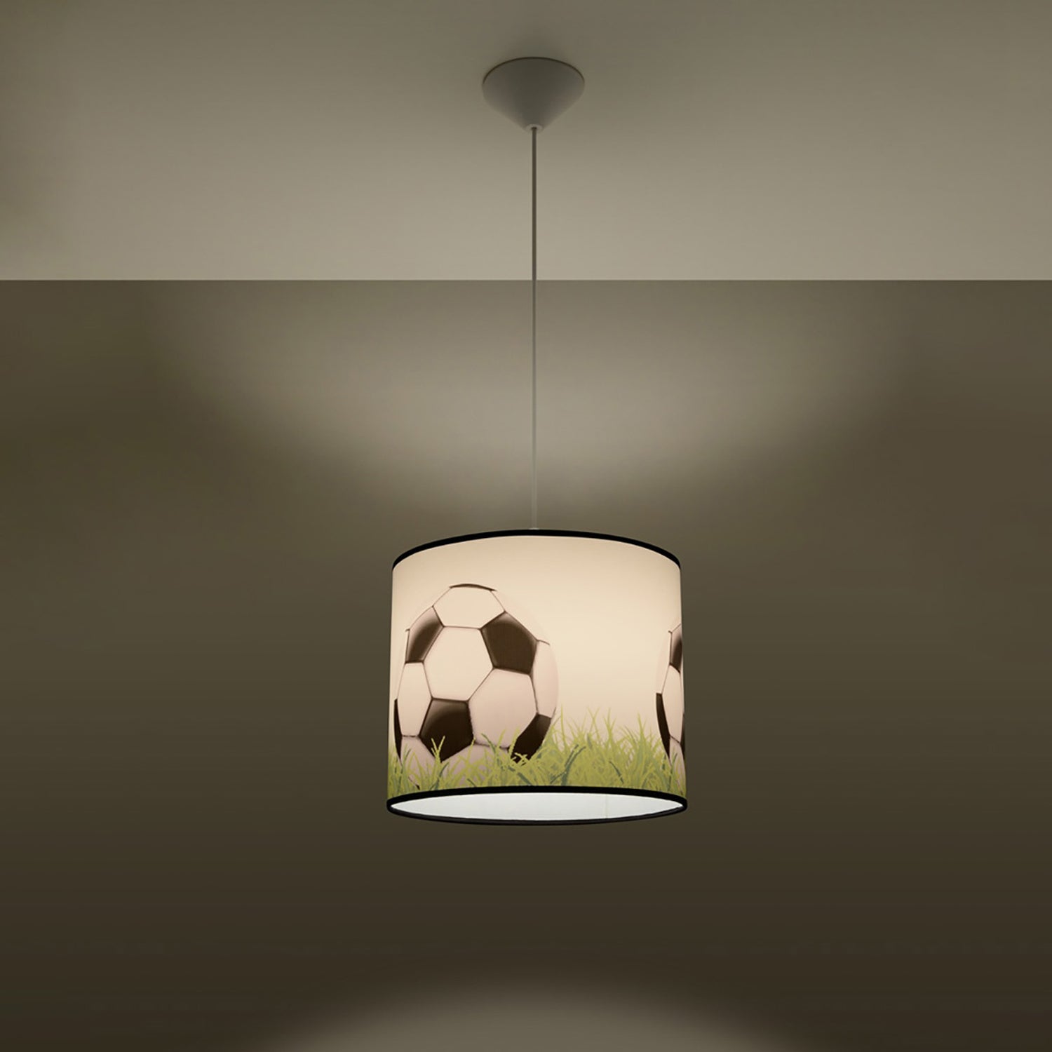 Suspension enfant ballon de foot sur herbe 30 cm E27 allumée, lumière douce et motif révélé
