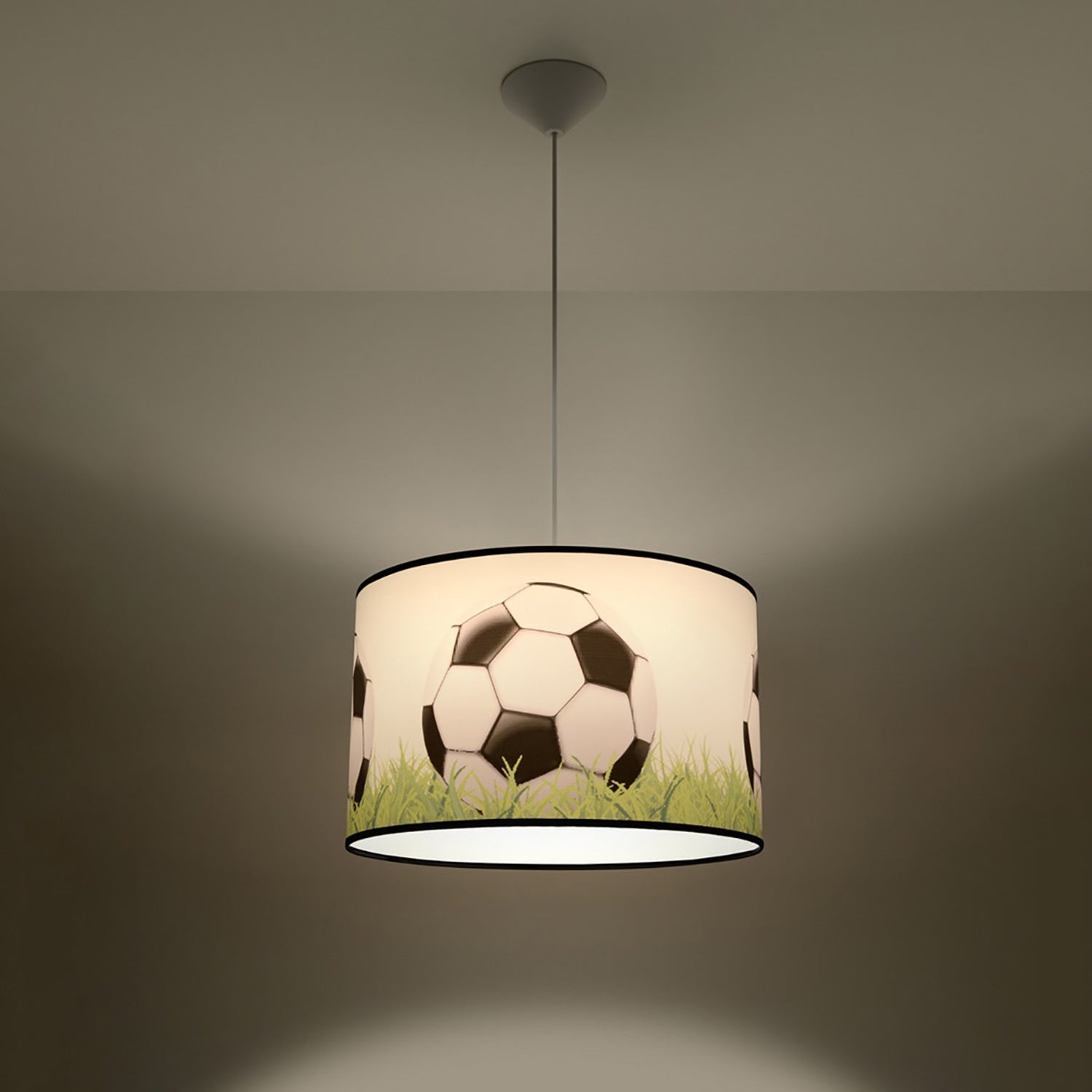 Suspension enfant ballon de foot sur herbe 40 cm E27 allumée, lumière douce et motif révélé