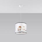 Suspension chatons pendue sous un plafond clair et vue de face