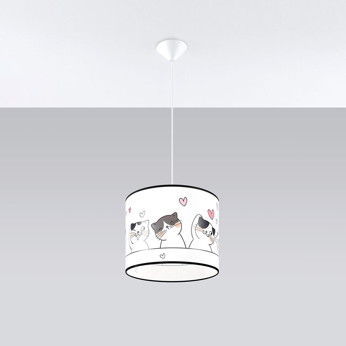 Autre face de l'abat-jour de la suspension enfant avec chats gris et blancs et cœurs roses