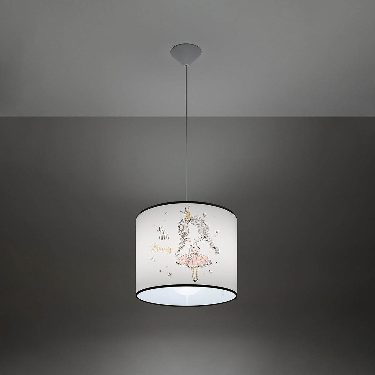 Suspension enfant princesse allumée sur fond gris le motif reste visible sur l'abat-jour
