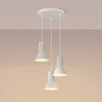 Suspension Estria beige allumée avec la lumière dirigée vers le bas