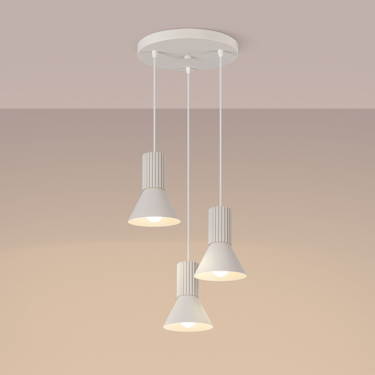 Suspension Estria beige allumée avec la lumière dirigée vers le bas
