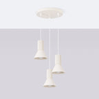 Suspension Estria beige montée sous un plafond blanc avec ses trois câbles