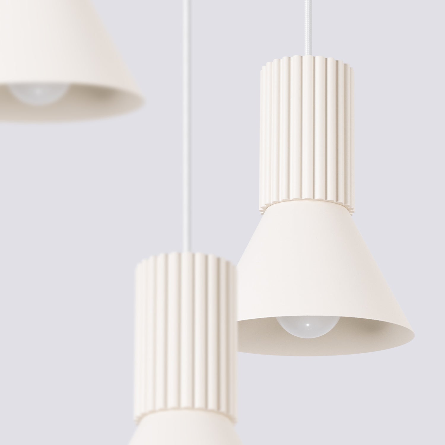 Suspension Estria 3 en grappe cône acier beige E14, gros plan