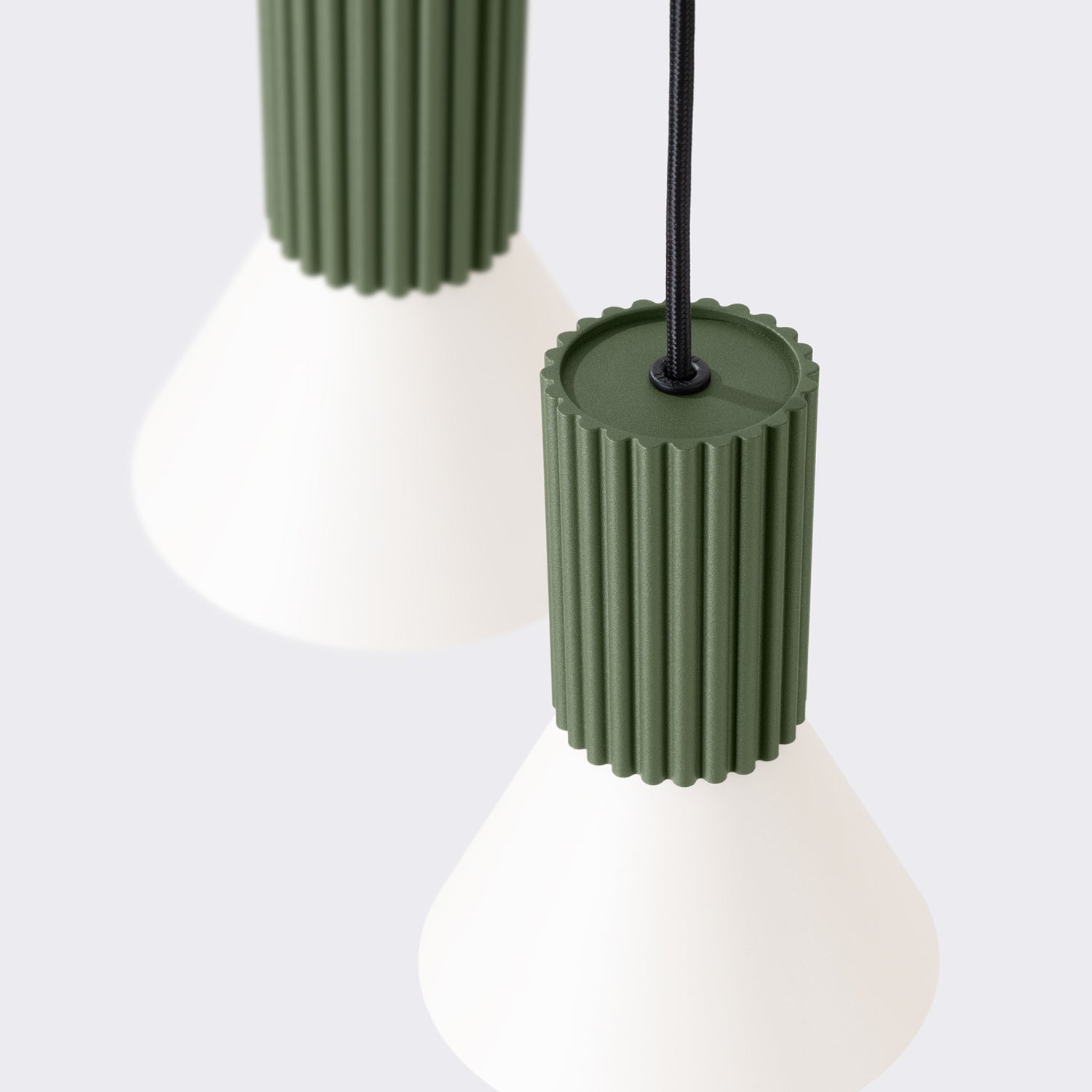 Suspension Estria 3 en grappe cône acier beige et vert olive E14 en ambiance