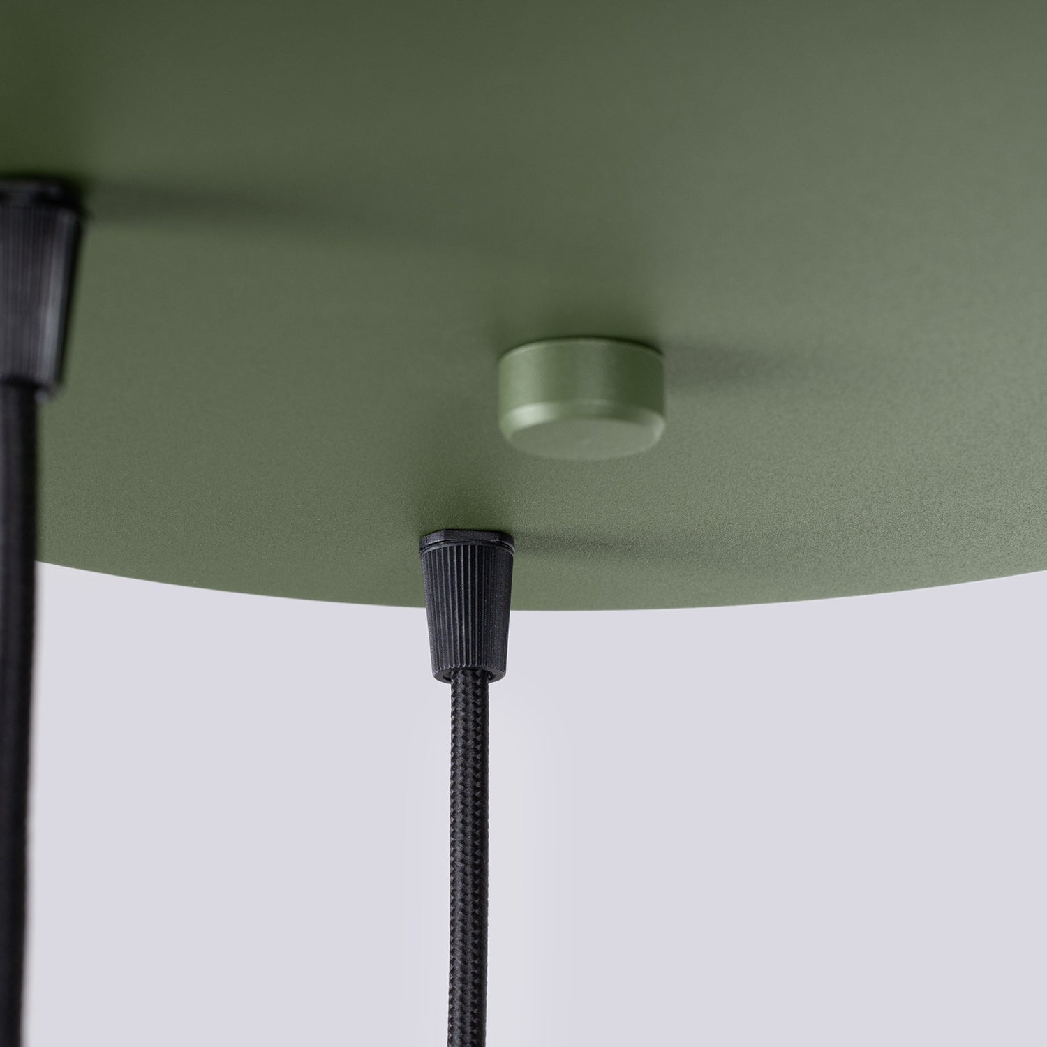 Suspension Estria 3 en grappe cône acier beige et vert olive E14, détail du cône