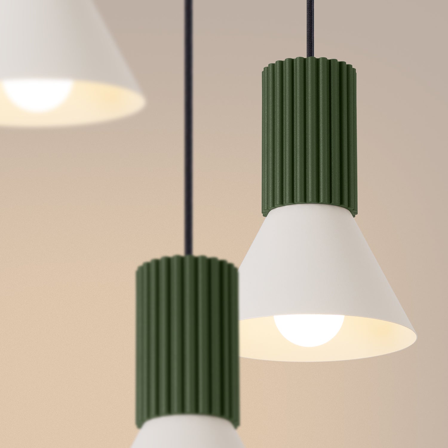 Suspension Estria 3 en grappe cône acier beige et vert olive E14, détail des cannelures