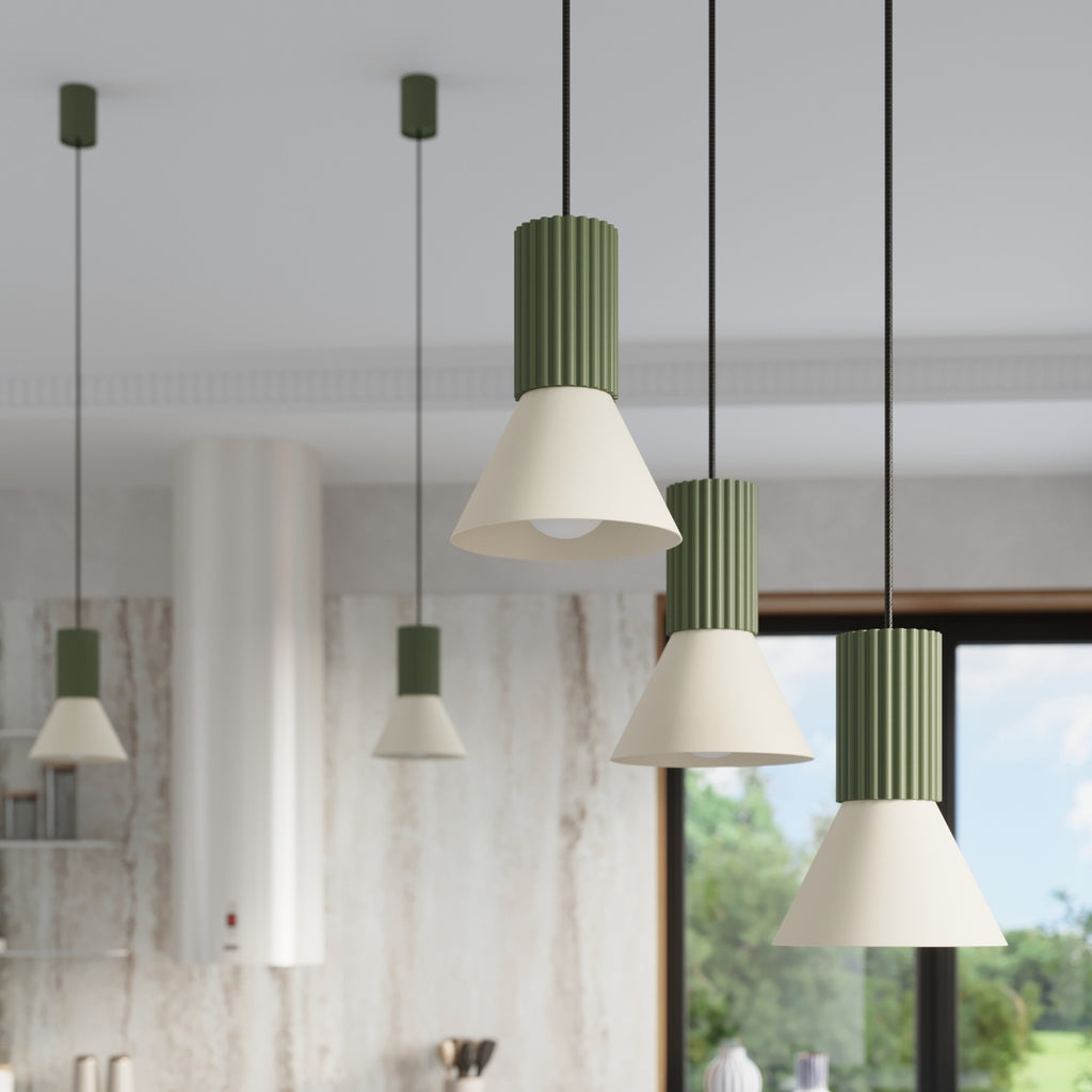 Suspension Estria 3 en grappe cône acier beige et vert olive E14 en situation