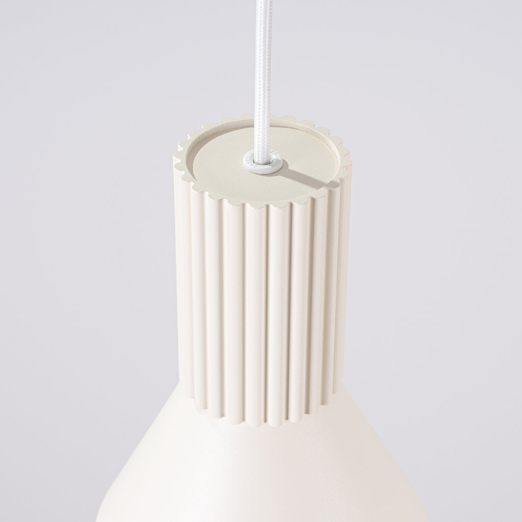 Suspension Estria cône acier beige E14 en ambiance