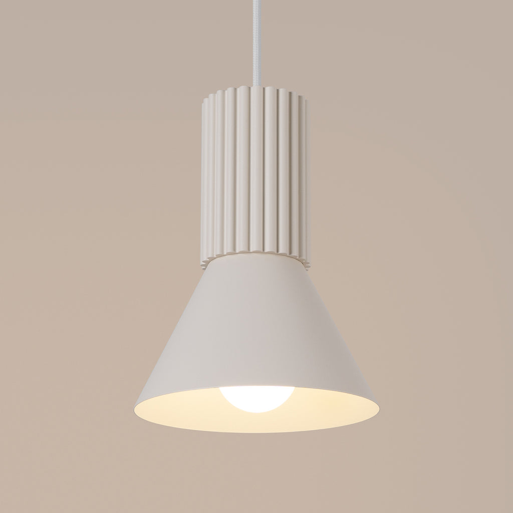 Suspension Estria cône acier beige E14, détail des cannelures