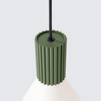 Suspension Estria cône acier beige et vert olive E14 en ambiance