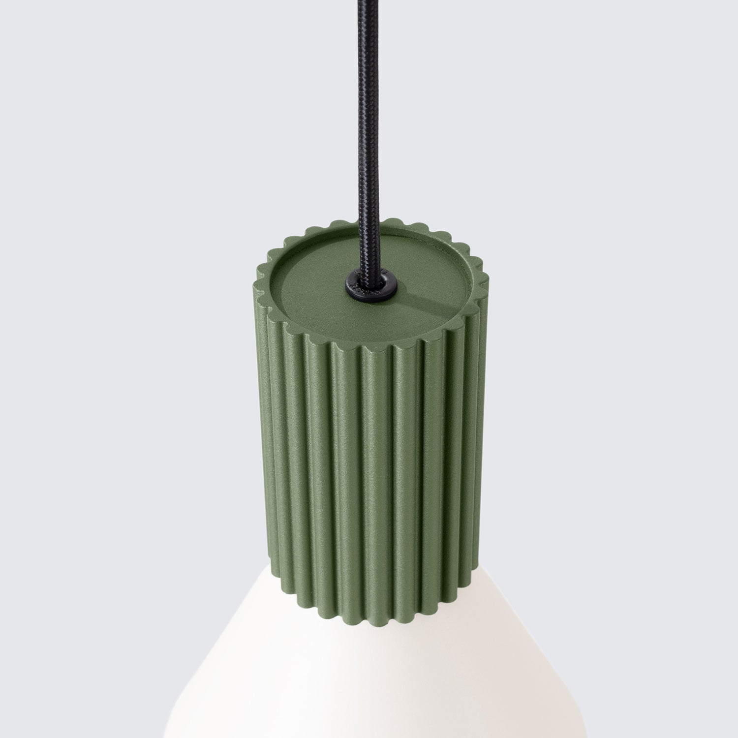 Suspension Estria cône acier beige et vert olive E14 en ambiance