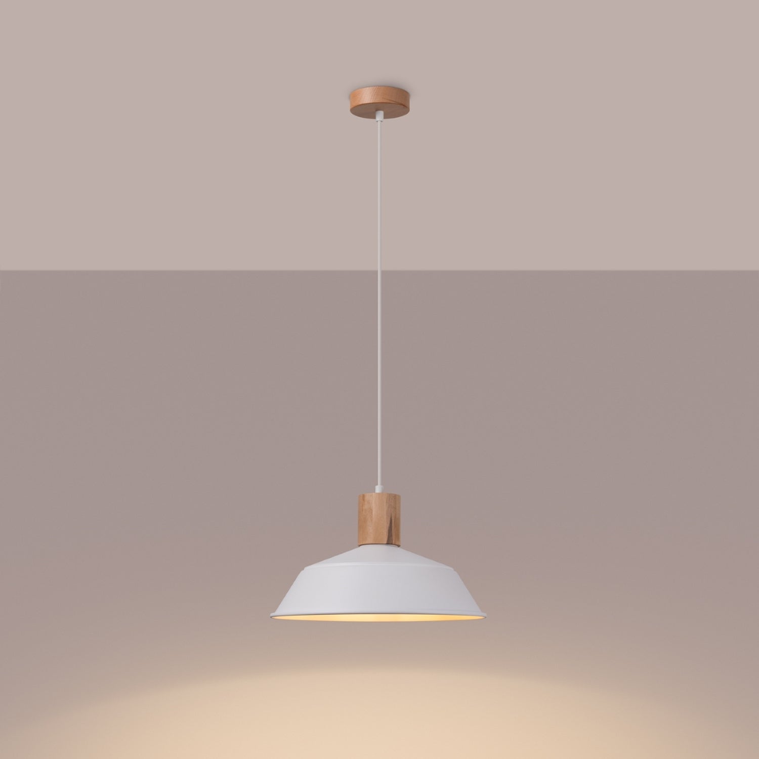 Suspension Fano métal et bois blanc E27 allumée, lumière vers le bas