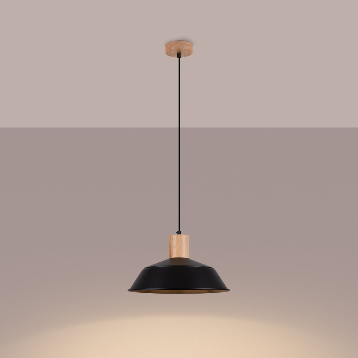 Suspension Fano métal et bois noir E27 allumée, lumière vers le bas