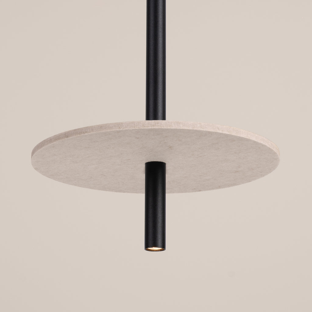 Suspension Feltro disque feutre beige et acier noir G9, gros plan